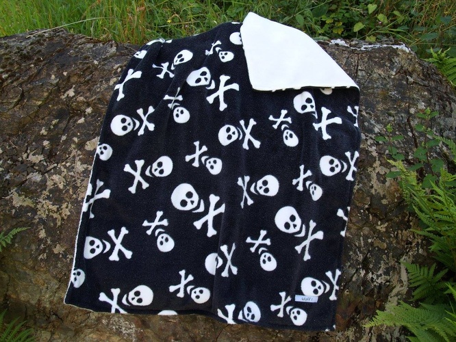 2 MAL SOFORT VERFÜGBAR, Oberstoff: Kuschelfleece-Totenköpfe Schwarz Melange, Unterstoff: Fleece-Creme-Weiß, Maße: 100cm x 75cm, Bestell-Nr.: KD-S1-CW, Preis: 24,50€