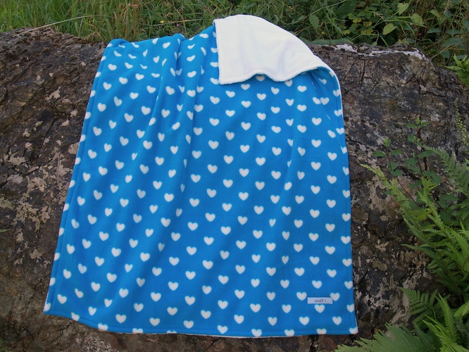 NUR NOCH 1 MAL SOFORT VERFÜGBAR, Oberstoff: Fleece - Türkis mit weißen Herzchen, Unterstoff: Kuschelfleece - Weiß, Maße: 100cm x 75cm, Bestell-Nr.: KD-BL2-W, Preis: 24,50€