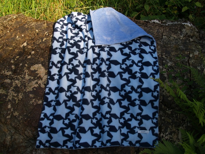 RESERVIERT, Oberstoff: Fleece - Sterne Blau, Unterstoff: Kuschelfleece - Hell-Blau, Maße: 100cm x 75cm, Bestell-Nr.: KD-BL1-HBL, Preis: 24,50€