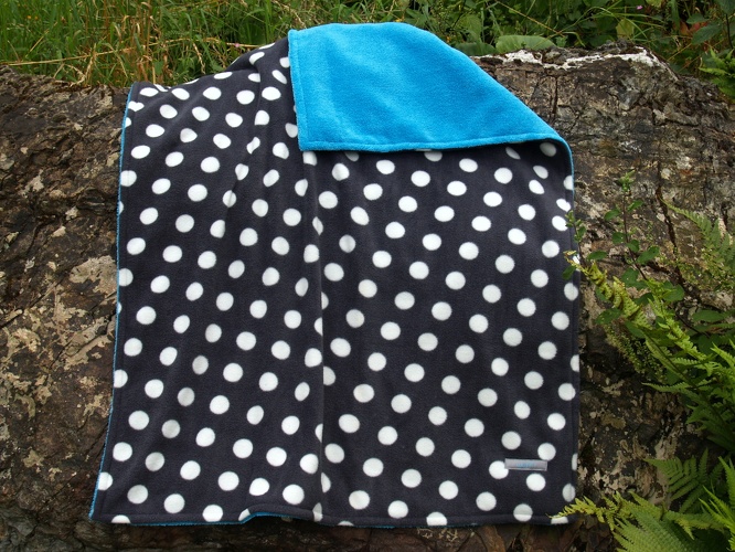 1 MAL SOFORT VERFÜGBAR,      Oberstoff: Fleece - Grau mit weißen Tupfen, Unterstoff: Kuschelfleece - Türkis, Maße: 100cm x 75cm, Bestell-Nr.: KD-G2-TÜ, Preis: 24,50€