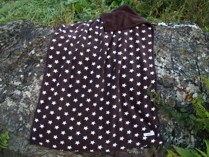 Oberstoff: Fleece - Braun mit weißen Sternen, Unterstoff: Kuschelfleece - Dunkel-Braun, Maße: 100cm x 75cm, Bestell-Nr.: KD-B4-DB, Preis: 24,50