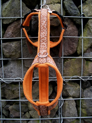 Fröhlich bunter Stoff "Hellbraun Beige Schnörkel", Gurtband: Dunkel-Braun, Fleece: Terracotta, Acetal-Klickverschlüsse, 2 D-Ringe