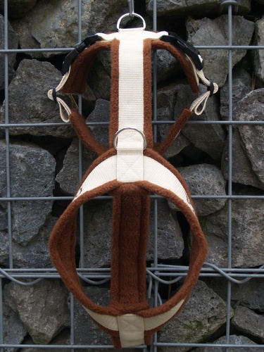 Gurtband: Hell-Beige, Fleece: Toffee, Acetal-Klickverschlüsse, 2 D-Ringe, Stick Name und Telefonnummer jeweils auf den Halsgurten in Mittel-Braun