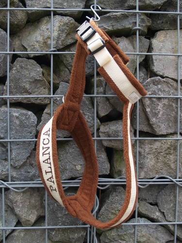 Gurtband: Hell-Beige, Fleece: Toffee, Acetal-Klickverschlüsse, 2 D-Ringe, Stick Name und Telefonnummer jeweils auf den Halsgurten in Mittel-Braun