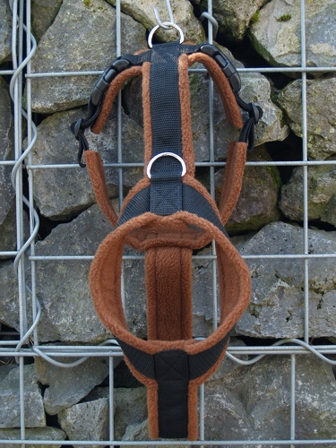 Gurtband: Schwarz, Fleece: Toffee, Acetal-Klickverschlüsse, 2 D-Ringe