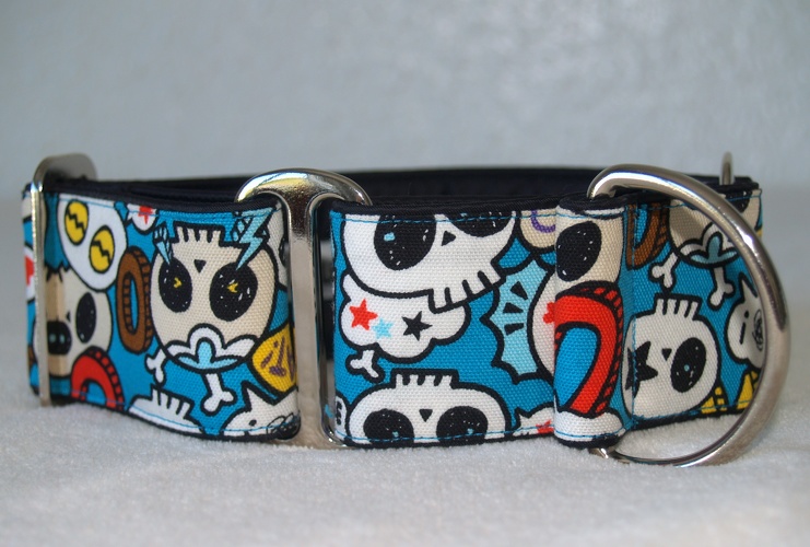 Martingal gepolstert, Modell "Comic-Skulls", Breite: 5cm, maximaler Kopfumfang: 45cm, Bestell-Nr.: CM-G5-19, Preis: 37,00€