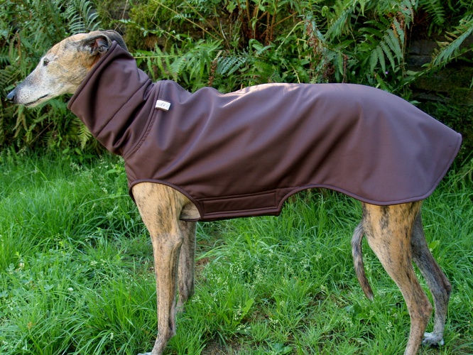 Softshell-Pulli - Galgo/Grey, Softshell: Braun, Grösse: M, Masse des Model`s: Rückenhöhe: 60cm,, Rückenlänge: 60cm, Brustumfang: 64cm, Bauchumfang: 45cm, Bestell-Nr.: SG-B-M, Preis: 72,00€