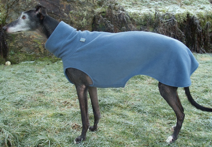 Fleece: Eis-Blau, Größe: XL, Maße des Hundes: Rückenhöhe: 70cm, Rückenlänge: 70cm, Brustumfang: 79cm, Bauchumfang: 50cm, Bestell-Nr.: PG-EBL-XL, Preis: 39,50€