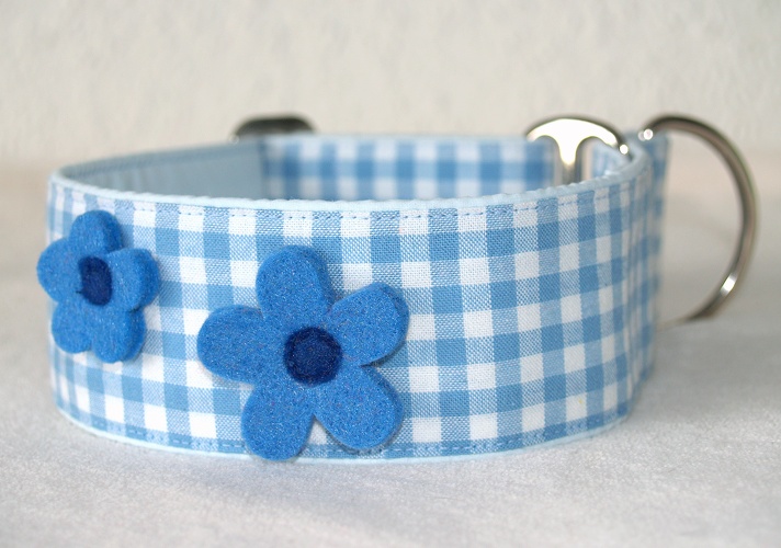 Martingal-Zugstopp gepolstert, Modell "Blau-Karo 2", Verzierung: Filzblumen Blau, Breite: 5cm, Bstell-Nr.: MZ-BL3, Preis: 34,50€