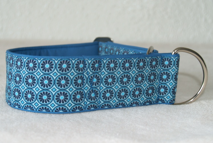 Martingal-Zugstopp gepolstert, Modell "Blümchenornamente Hellblau", Breite: 5cm. Bestell-Nr.: MZ-BL32 Preis: 32,00€