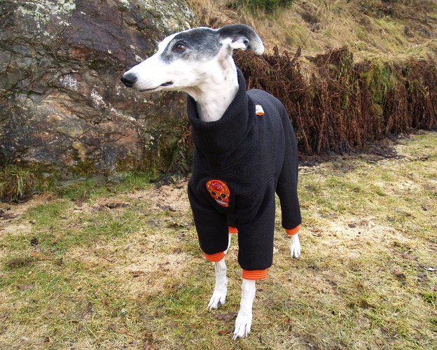 Patch: Totenkopf Orange, Fleece: Schwarz, Bündchen: Orange/Rot