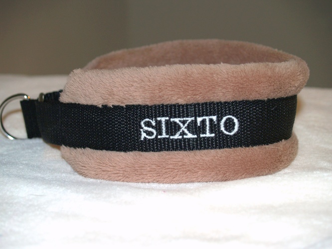 Kuschelfleece: Cappuchino, Gurtband: Schwarz, Schriftfarbe: Creme-Weiß, Schrifttyp: 1, fertige Breite: 6cm