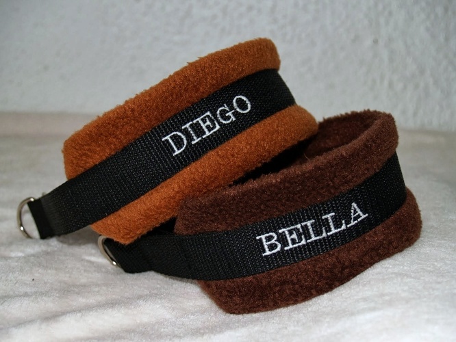 Fleece: Toffee und Kaffe-Braun, Gurtband: Schwarz, Schrifttyp: 1, Schriftfarbe: Weiß, fertige Breite: 6cm