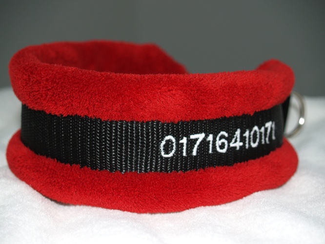 Kuschelfleece: Dunkel-Rot, Gurtband: Schwarz, Schrifttyp: 2, Schriftfarbe: Weiß, fertige Breite: 6cm