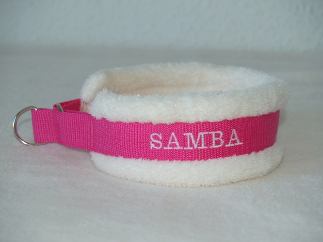 Kuschelfleece: Creme-Weiß, Gurtband: Pink, Schriftfarbe: Creme-Weiß, Schrifttyp: 1, fertige Breite: 6cm