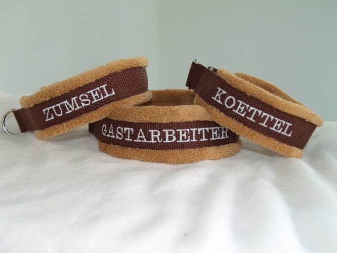 Kuschelfleece: Camel, Gurtband: Braun, Schrifttyp. 1, Schriftfarbe: Weiß, fertige Breite: 4cm bzw. 5cm