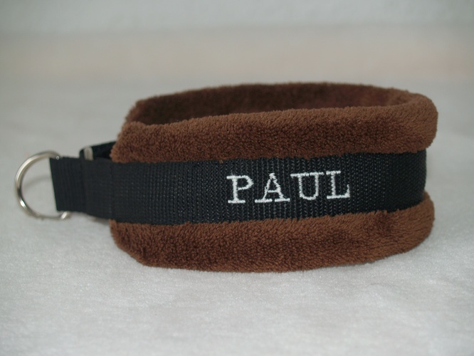 Kuschelfleece: Dunkel-Braun, Gurtband: Schwarz, Schriftfarbe: Creme-Weiß, Schrifttyp: 1, fertige Breite: 6cm