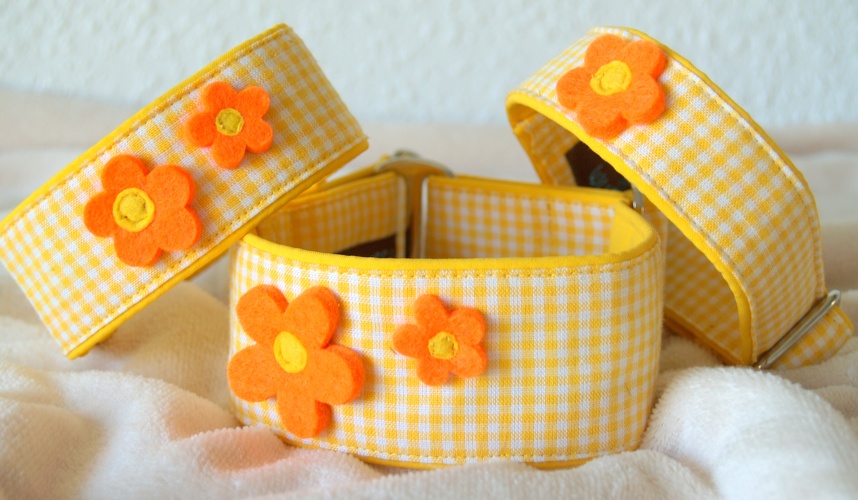 Modell "Gelb-Karo 1" mit Filzblumen Orange