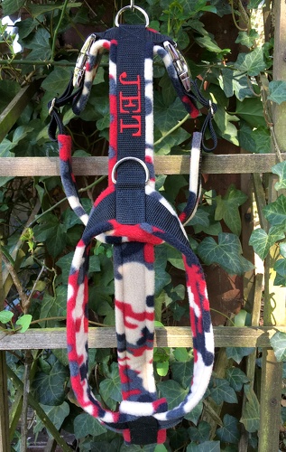 Gurtband: Schwarz, Fleece: Camouflage Rot, Alu-Klickverschlüsse, 2 D-Ringe, Namensstick auf Rückengurt in Rot