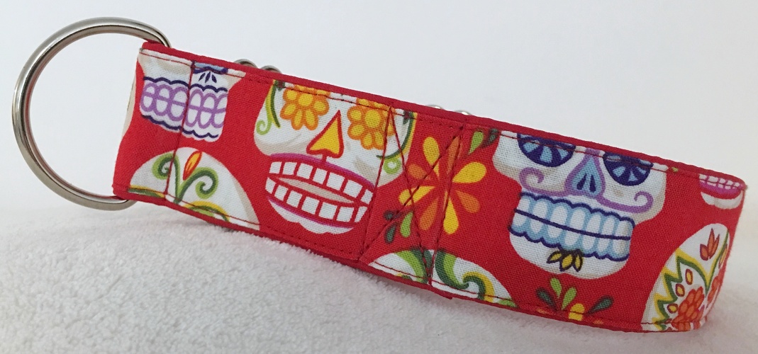 Martingal-Zugstopp gepolstert, Modell "Sugar Skulls Rot", Breite: 4cm, Bestell-Nr.: CMZ-W-26, Preis: 28,00€