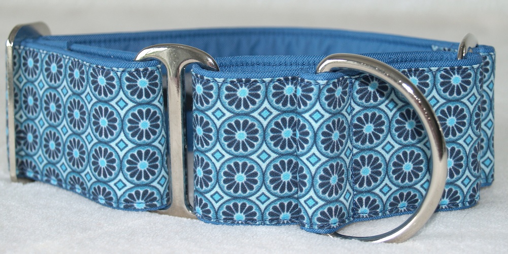 Martingal gepolstert, Modell "Blümchenornamente Hellblau", Breite: 5cm, maximaler Kopfumfang: 45cm, Bestell-Nr.: M-BL 5, Preis: 37,00€
