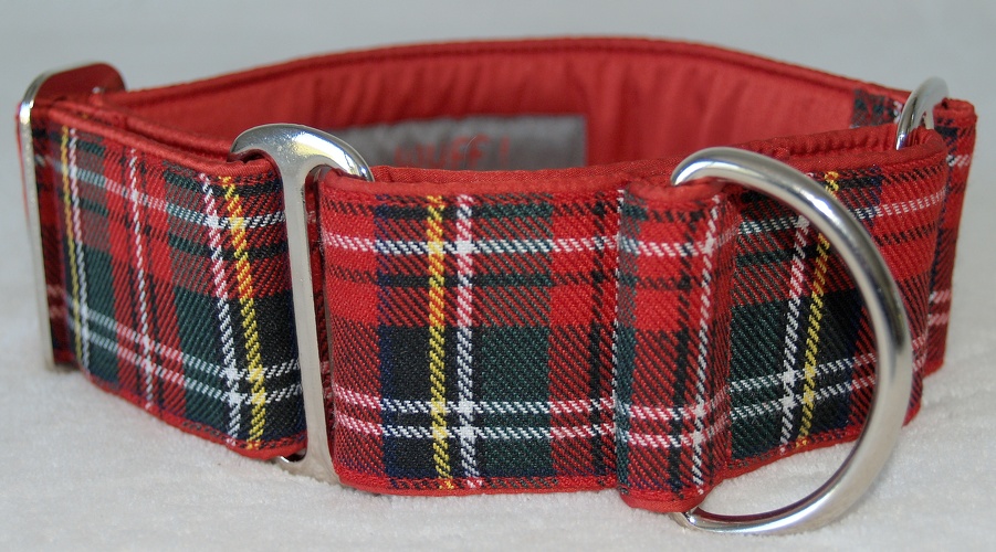 Martingal gepolstert, Modell "Schottenkaro Rot ", Breite: 5cm, maximaler Kopfumfang: 45cm. Bestell-Nr.: SM-G5-11, Preis: 37,00€