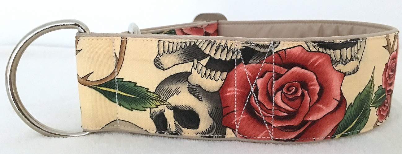 Martingal-Zugstopp gepolstert, Modell "Totenköpfe und Rosen - Beige", Breite: 5cm. Bestell-Nr.: MZ-BE 35, Preis: 32,00€