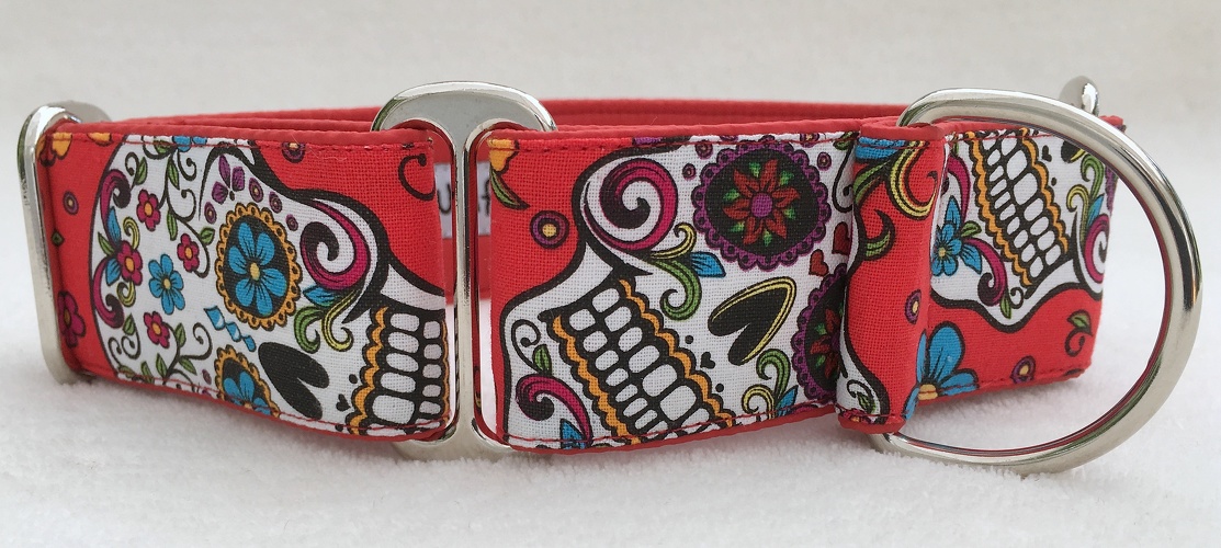 Martingal gepolstert, Modell "Mexican Skulls Rot", Breite: 4cm, maximaler Kopfumfang: 45cm, Bestell-Nr.: CM-G4-33, Preis: 34,50€