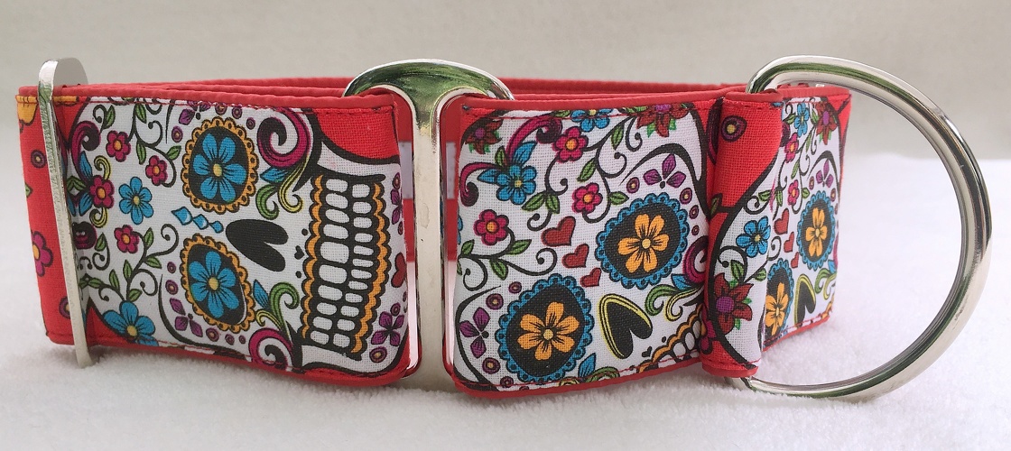 Martingal gepolstert, Modell "Mexican Skulls Rot", Breite: 5cm, maximaler Kopfumfang: 45cm, Bestell-Nr.: CM-G5-33, Preis: 34,50€