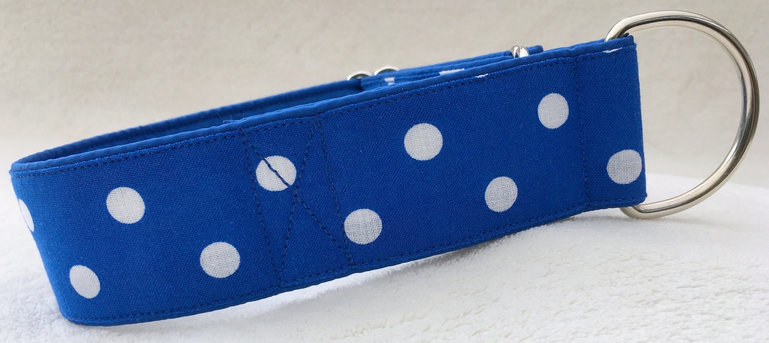 Martingal-Zugstopp gepolstert, Modell "Royalblau/Weiß Punkte", Breite: 4cm, Bestell-Nr.: W-MZ-BL3, Preis: 28,00€
