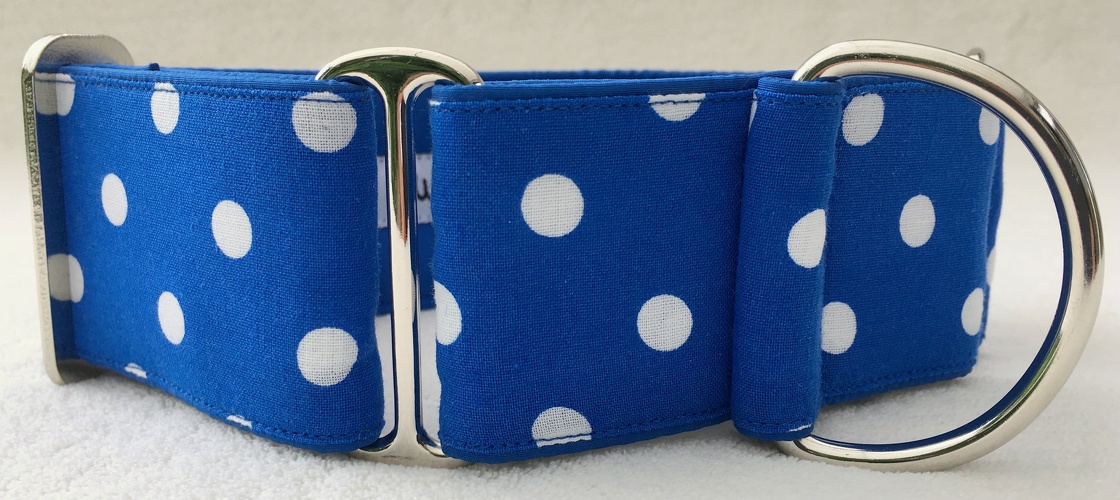 Martingal gepolstert, Modell "Royalblau/Weiß Punkte", Breite: 5cm, maximaler Kopfumfang: 45cm, Bestell-Nr.: M-BL 33, Preis: 37,00€