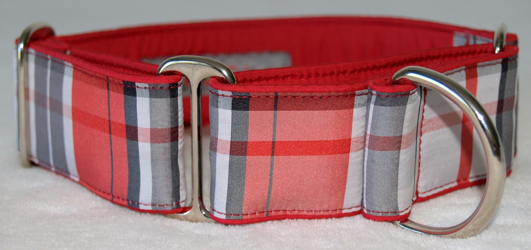 Martingal gepolstert, Modell "Rot-Grau kariert", Breite: 4cm, maximaler Kopfumfang: 45cm, Bestell-Nr.: M-R7, Preis: 34,50€