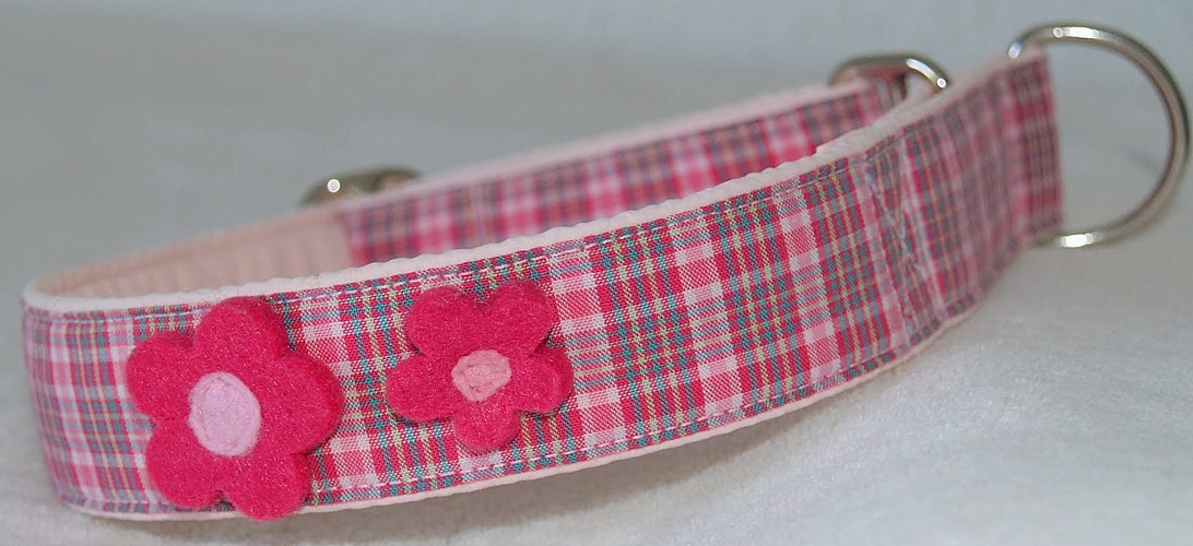 Martingal-Zugstopp gepolstert,  Modell "Rosa kariert mit Filzblümchen", Breite: 3cm, Bestell-Nr.: MZ-P 15, Preis: 29,50€