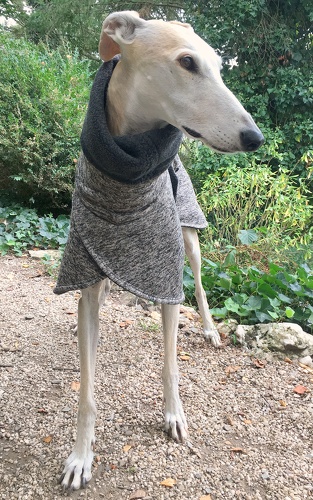Strickfleecemantel in Größe L, Maße des Hundes: Rückenhöhe: 69cm, Rückenlänge: 67cm, Brustumfang: 76cm, Bauchumfang: 52cm