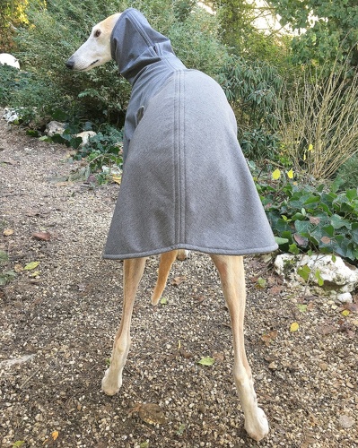 Softshell-Mantel in Größe L, Maße des Hundes: Rückenhöhe: 69cm, Rückenlänge: 67cm, Brustumfang: 76cm, Bauchumfang: 52cm