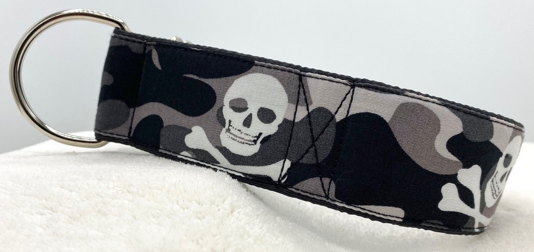 Martingal-Zugstopp gepolstert, Modell "Camouflage-Skulls Schwarz", Breite: 4cm, Bestell-Nr.: CMZ-W-43, Preis: 28,00€