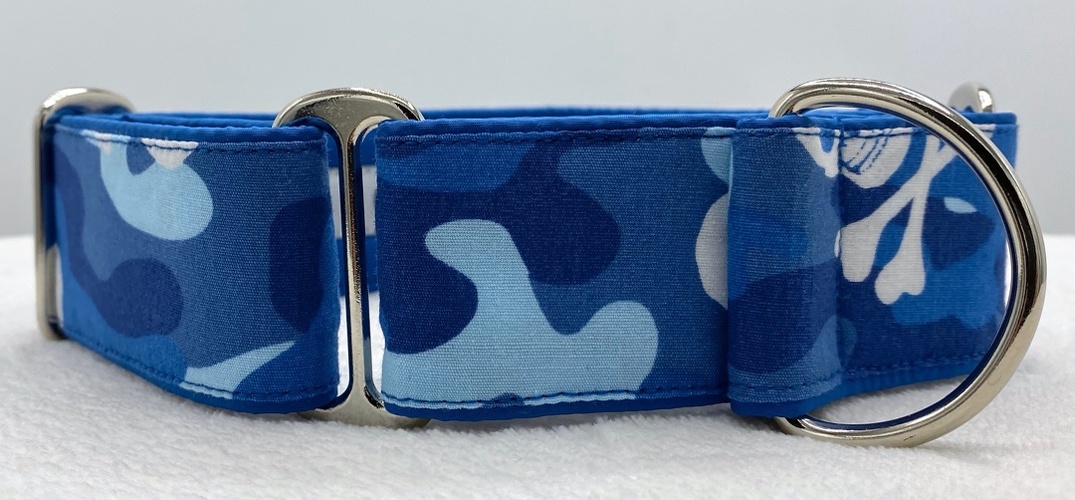 Martingal gepolstert, Modell "Camouflage-Skulls Blau", Breite: 4cm, maximaler Kopfumfang: 45cm, Bestell-Nr.: M-BL60, Preis: 34,50€