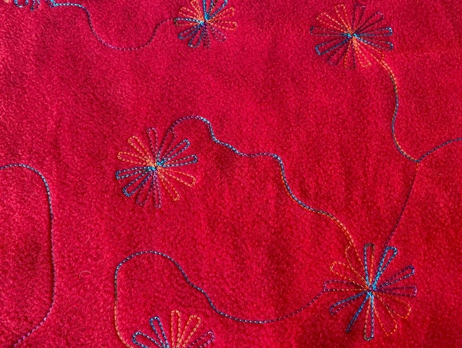 Fleece: Dunkel-Rot mit Blumenstick in Orange/Lila/Türkis