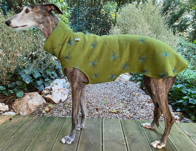 Fleece: Moosgrün mit Blumenstick, Bestell-Nr.: PW-S/MGR-L, Preis: 37,00€