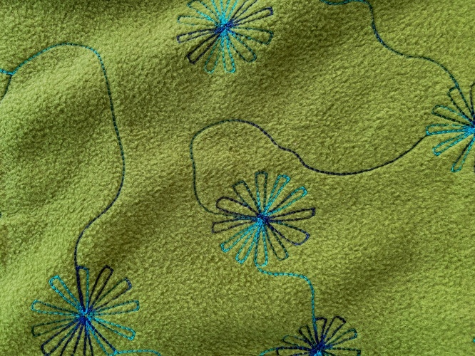 Fleece: Moosgrün mit Schmetterlingsstick in Türkis/Blau