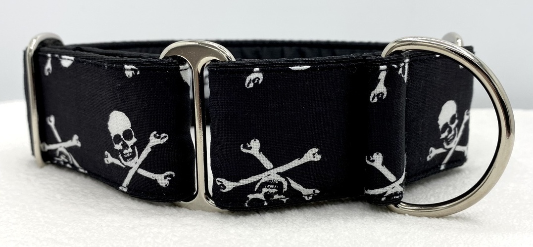 Martingal gepolstert, Modell "Skulls", Breite: 4cm, maximaler Kopfumfang: 44cm, Bestell-Nr.: CM-G4-9, Preis: 34,50€