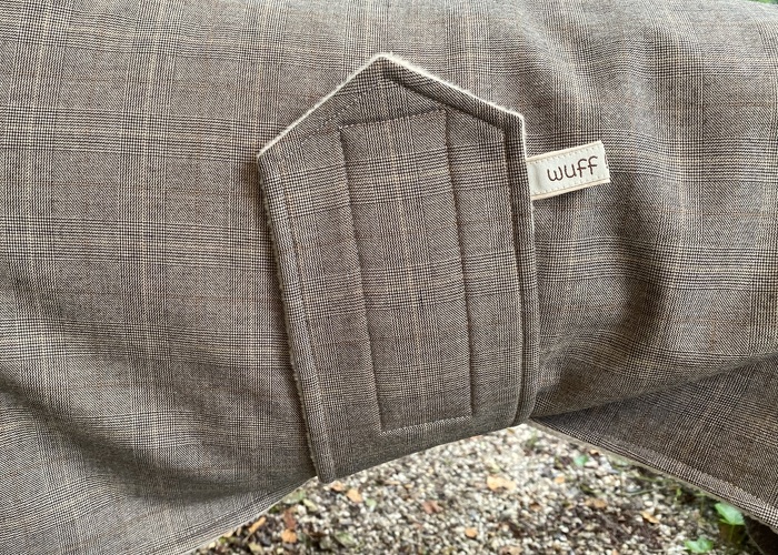 Oberfläche von Glencheck Sand, ausgestattet mit einer dicken wasserdichten Schicht unter der textilen Oberfläche