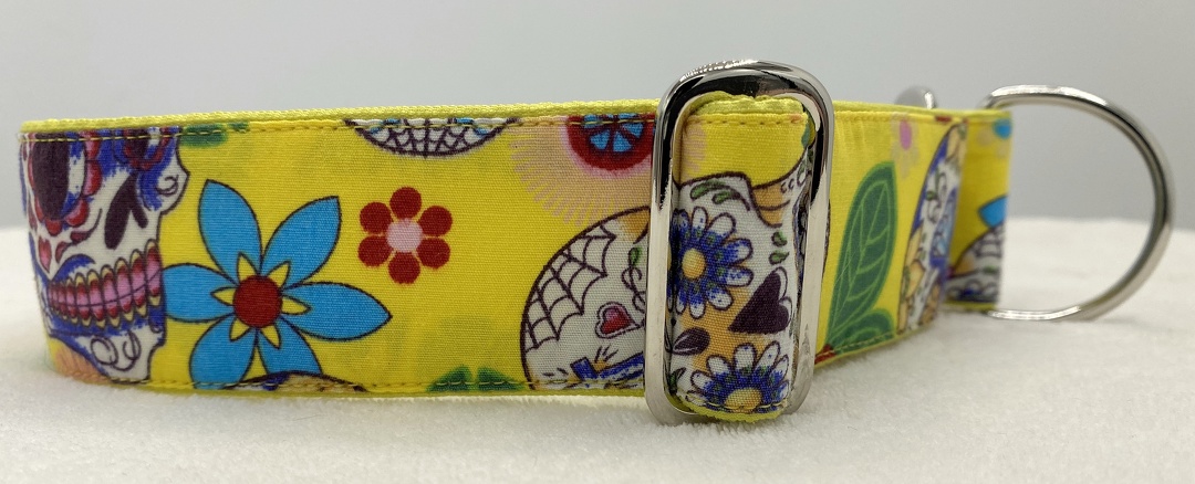 Martingal-Zugstopp gepolstert, Modell "Mexican Flower Skulls Gelb", Breite: 4cm, Bestell-Nr.: CMZ-G4-36, Preis: 29,50€