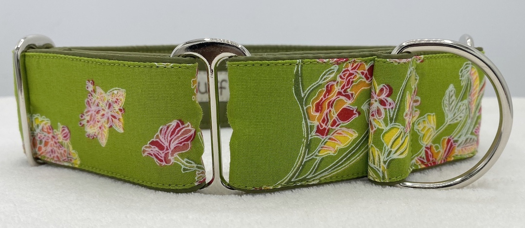 Martingal gepolstert, Modell "Blumen Grün", Breite: 4cm, maximaler Kopfumfang: 45cm, Bestell-Nr.: M-GR 23, Preis: 34,50€