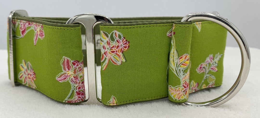 Martingal gepolstert, Modell "Blumen Grün", Breite: 5cm, maximaler Kopfumfang: 45cm, Bestell-Nr.: M-GR 24, Preis: 37,00€