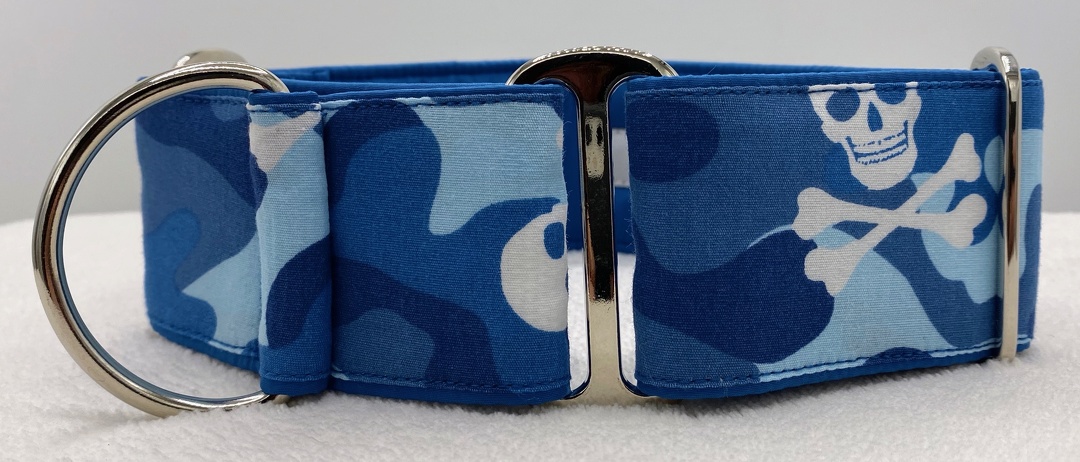 Martingal gepolstert, Modell "Camouflage-Skulls Blau", Breite: 5cm, maximaler Kopfumfang: 45cm, Bestell-Nr.: M-BL61, Preis: 37,00€