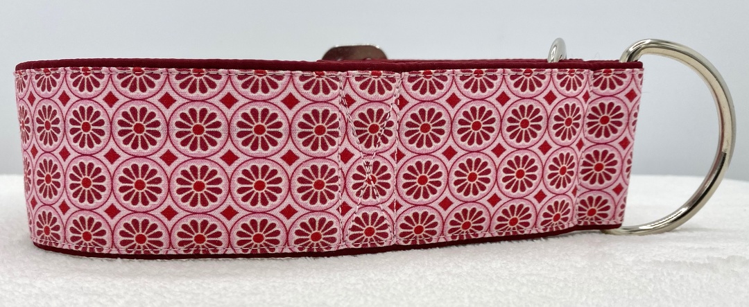 Martingal-Zugstopp gepolstert, Modell "Blümchenornamente Rosa", Breite: 5cm. Bestell-Nr.: MZ-P 32 Preis: 32,00€