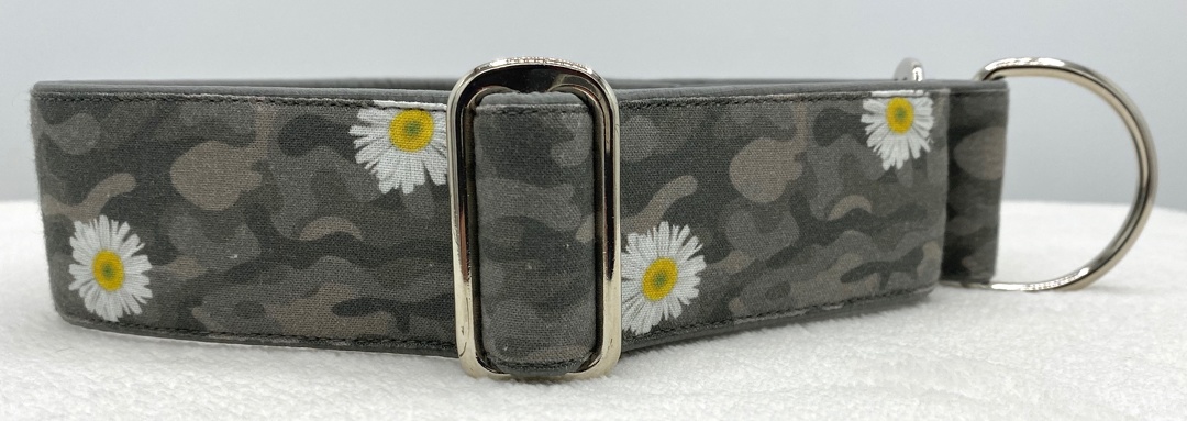 Martingal-Zugstopp gepolstert, Modell "Camouflage-Gänseblümchen Khaki", Breite: 4cm, Bestell-Nr.: MZ-GR 56 , Preis: 29,50€