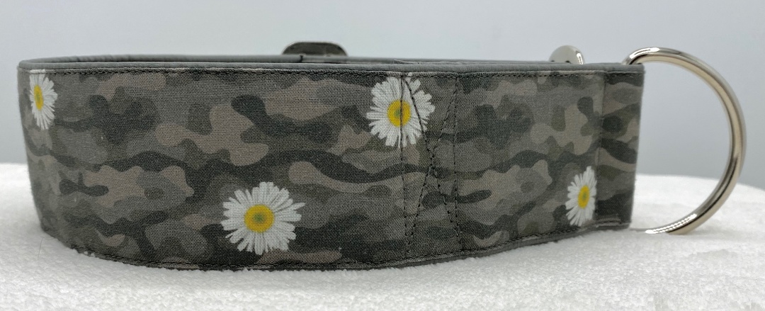 Martingal-Zugstopp gepolstert, Modell "Camouflage-Gänseblümchen Khaki", Breite: 5cm, Bestell-Nr.: MZ-GR 57, Preis: 32,00€