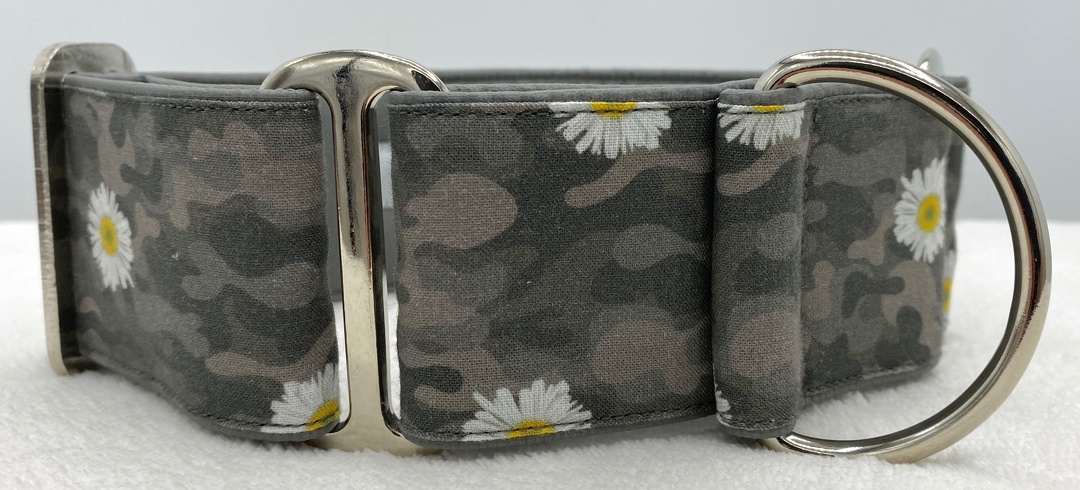 Martingal gepolstert, Modell "Camouflage-Gänseblümchen Khaki", Breite: 5cm, maximaler Kopfumfang: 45cm, Bestell-Nr.: M-GR 57, Preis: 37,00€